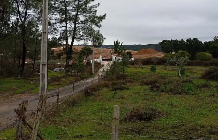 Imagem de terrenos agrícolas junto a terreno limpo que dará origem a aviário